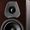 Primo piano di una coppia di diffusori da scaffale Sonus faber Lumina II Amator in legno multistrato wengé lucido con dettagli in pelle nera.