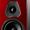Primo piano del diffusore Sonus faber Lumina II Amator in rosso, che mette in risalto i suoi intricati dettagli e il design italiano.